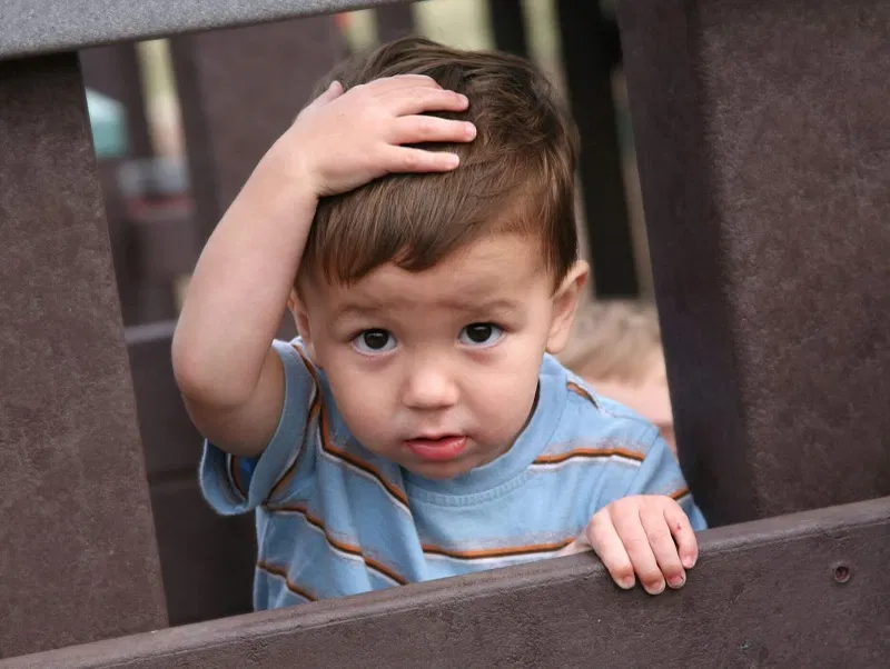 Niño con golpe en la cabeza